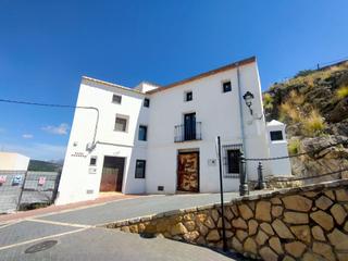Masia a Polop. Casa de pueblo para reformar en la plaza de la diputación de pol