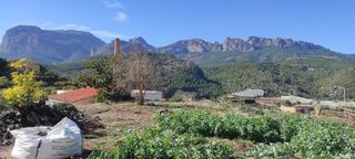 Terreny residencial a Callosa d´en Sarrià. Parcela urbana con vistas panorámicas al mar y la montaña en cal