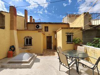 Masia a Casco urbano. Casa de pueblo independiente en pleno centro de polop con garaje
