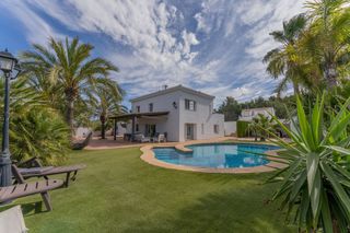 Chalet in Petrer. Exclusiva villa de diseño con piscina, sauna y tecnología domóti