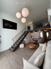 Miete Zweistöckige Wohnung in Pueblo-Ubanizaciones. Exclusivo dúplex en alquiler con terraza privada y piscina clima
