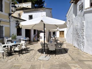 Business premise in Guadalest. Cafetería consolidada con vivienda en venta en el corazón de gua