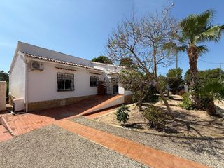 Casa en Pueblo-Ubanizaciones. Hermosa villa independiente de 2 dormitorios y 2 baños en un ent