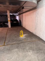 Miete Autoparkplatz in Vallpineda-Santa Bàrbara. Parking en la bòvila. olvídate de dar vueltas.