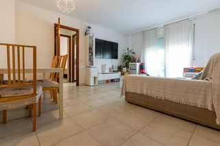 Pis a Carrer miquel servet 143. Piso en venta en les roquetes ideal inversores