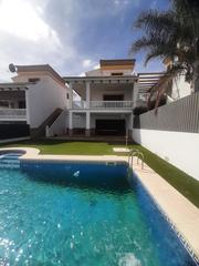 Casa adossada  Calle bolivia. Descubre tu nuevo hogar en esta magnifica villa.
