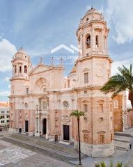 Pis a Centro Histórico. Piso de 4 habitaciones oportunidad única en el corazón de cádiz!