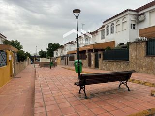 Semi detached house in Puertas del sur - Guadabajaque. Vivienda unifamiliar de 3 plantas en urbanización privada en la