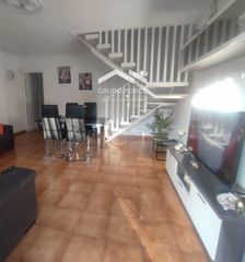 Duplex  Rocio jurado. Amplia vivienda de 2 plantas a solo 3 minutos de la playa  chipi