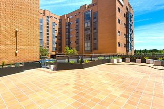 Aparcament cotxe a Calle de Isabel Clara Eugenia 37