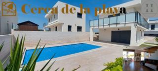Chalet  Carrer manuela molina segura 1. Villa de lujo en gran alacant, 4 dormitorios, parcela privada +