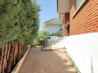 Xalet  Calle álamo 3. Chalet unifamiliar independiente, 217m con amplio jardin en cent
