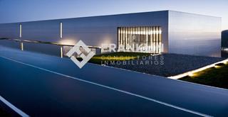 Nau industrial  Barri de la pujada. Aislada con muelles