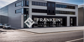 Nau industrial a Carrer enric prat de la riba 11. Aislada