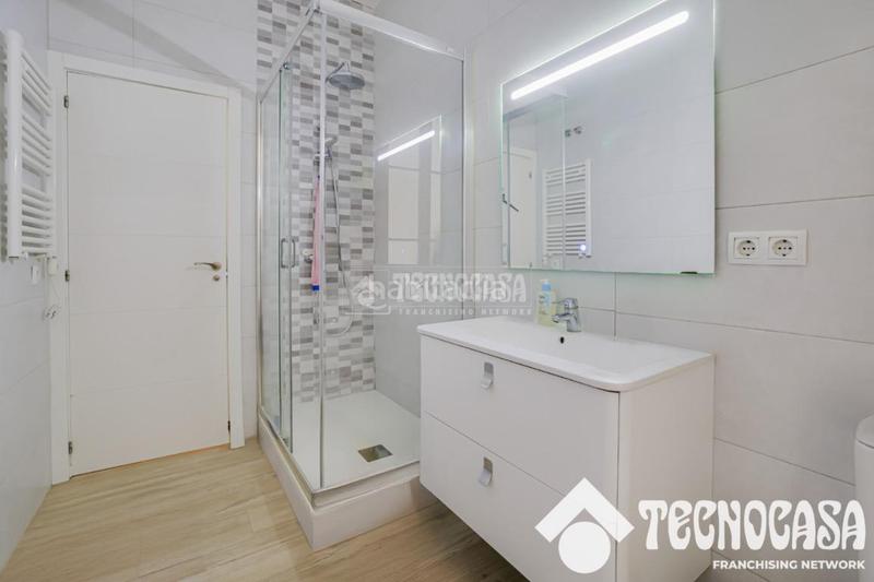 Foto 165a13e0-1e0d-4d19-90ff-2b4744598ab0. Flat with heating in Sants Barcelona