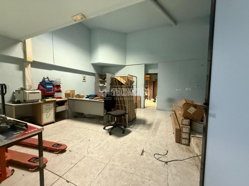 Foto cd5241ea-fa40-4609-9d16-a65f94f336be. Local comercial amb calefacció a Sants Barcelona