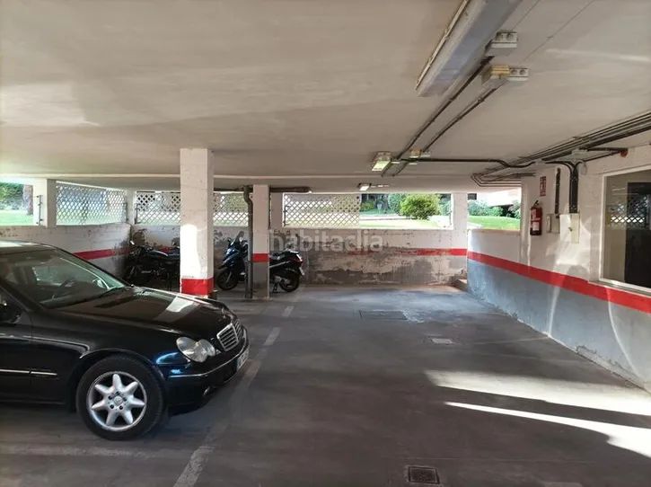 Foto d1b6af72-9b46-4d72-bc2d-a4b2de1ec51e. Aparcament cotxe a calle treinta y seis 12 a Navalquejigo-Los Arroyos Escorial (El)