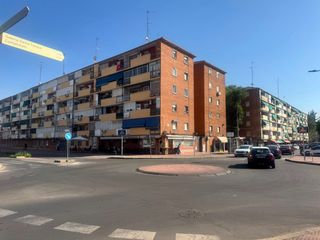 Pis a Avenida Reyes Católicos