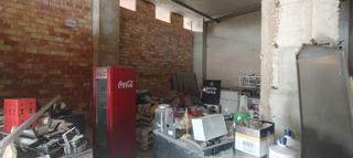 Local Comercial  Calle de miguel astrin. Se vende enorme local con tres fachadas y buena ubicacin