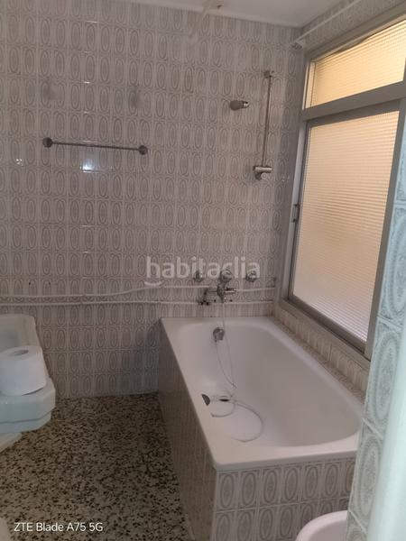 Foto e2d6d5e7-44d7-4af3-8174-1164c6f48608. Casa  de dos plantas en avda. menendez pelayo en Línea de la Concepción (La)