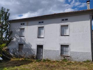 Casa a Barreiros. Casa con edificaciones agrícolas,