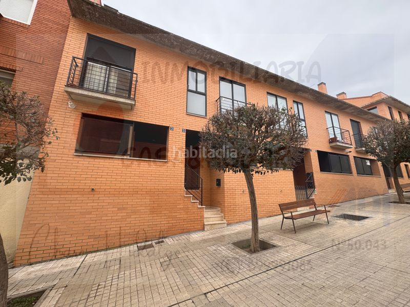 Foto e250dfd1-ab54-4e75-94ee-539c79869264. Casa adossada amb xemeneia calefacció aparcament a Zuera