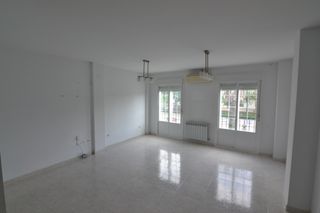 Semi detached house in Malpartida de Plasencia. Venta de casa zona centro