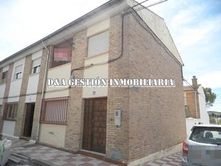 Casa adossada a Plaza primero de mayo 31. Casa adosada en esquina chollo de precio