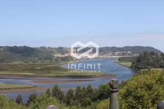 Etagenwohnung in Soto del Barco. Playa, ría y montaña todo a un paso en este pisazo en soto del b