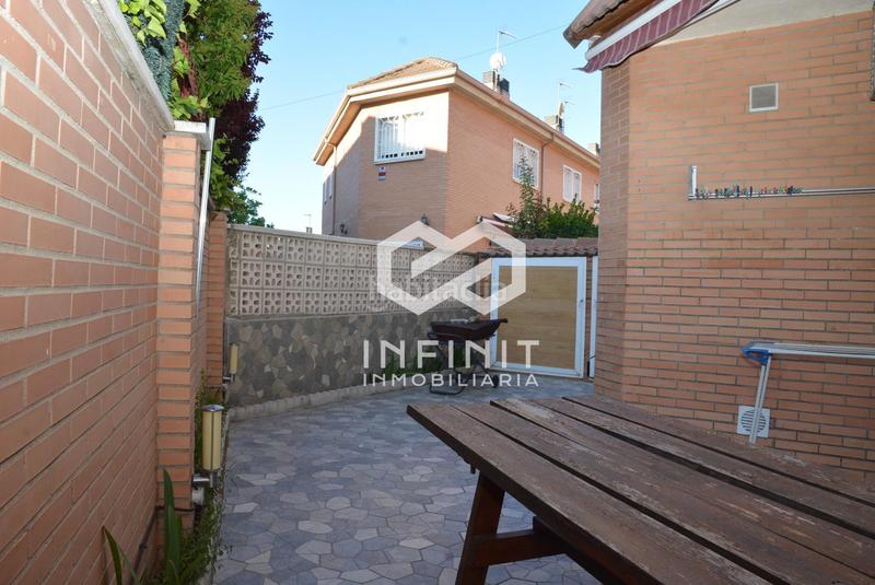 Foto d5f95507-8473-401a-bdd5-c01b657fed40. Casa bifamiliare con riscaldamento parcheggio piscina in Alcalá de Henares
