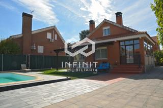 Chalet à Pioz. Salón con chimenea, gran parcela y piscina privada la vida que m