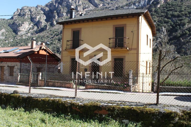 Foto 4a018ed1-905a-41f1-8059-44ab0a4b81e5. Casa amb calefacció a Somiedo