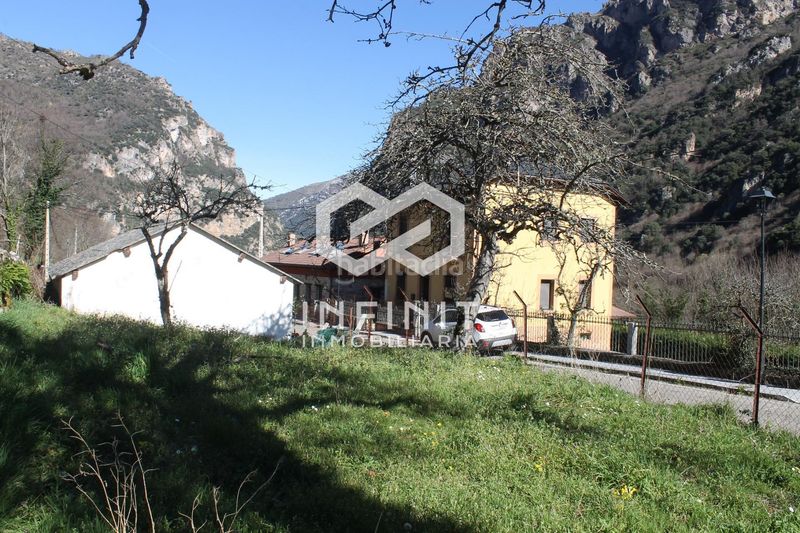 Foto 36fa9e08-b671-4f6f-8159-297f6c0fa61b. Casa amb aparcament a Somiedo