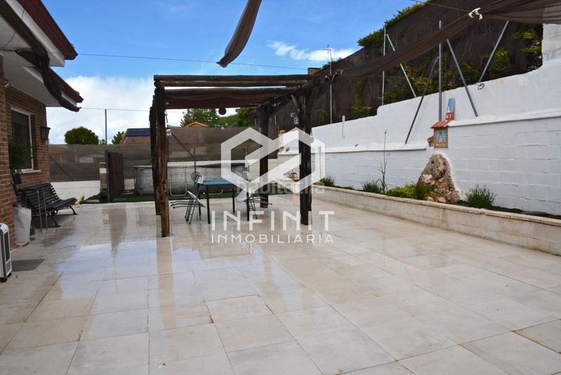Foto c15bb84d-4412-4381-b1a0-bcfd86709d2b. Xalet amb calefacció aparcament piscina a Yebes - pueblo Yebes