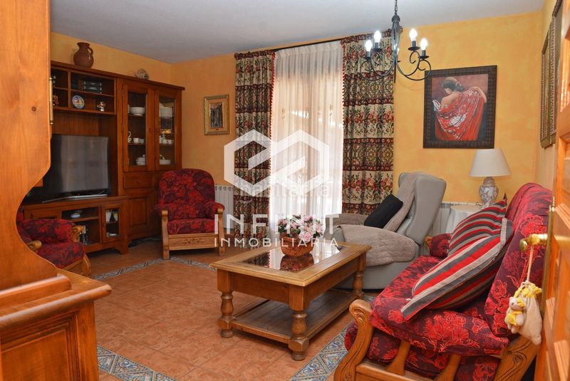 Foto 8ace5c66-d777-428c-9330-0927f6a7c550. Casa amb calefacció a Santorcaz
