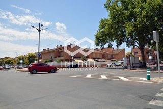 Car parking in Reyes Católicos. Se acabó dar vueltas! amplia plaza de garaje para coche y moto e