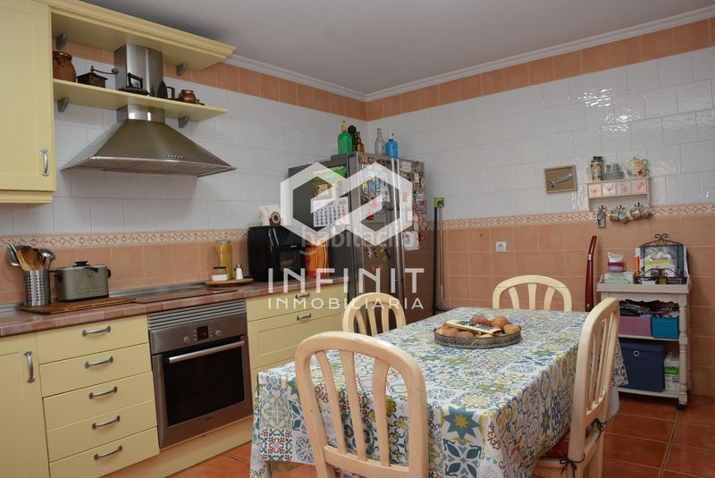 Foto 51bca679-98f0-4c7e-a652-49892c722799. Casa aparellada amb calefacció aparcament piscina a Torrejón del Rey