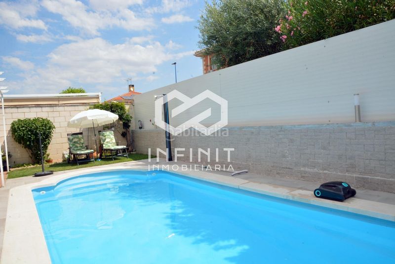 Foto 658a0677-fa1e-4216-a57e-9c5e6977615c. Casa aparellada amb calefacció aparcament piscina a Torrejón del Rey