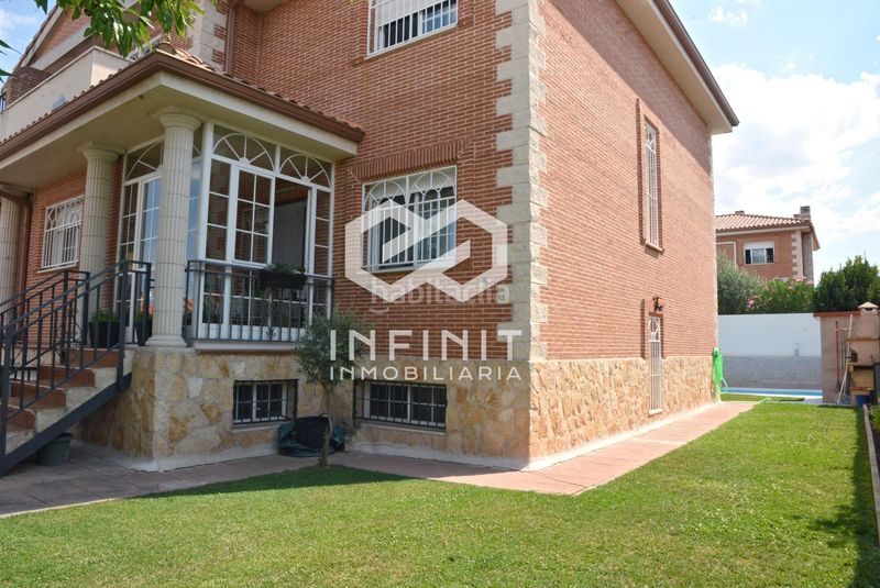 Foto 83e34fa1-82ca-4e6f-8c40-e9d58f24cca2. Casa aparellada amb calefacció aparcament piscina a Torrejón del Rey
