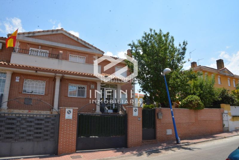 Foto 9a243af0-8e86-4769-bccc-2db3cf62e4a2. Casa aparellada amb calefacció aparcament piscina a Torrejón del Rey