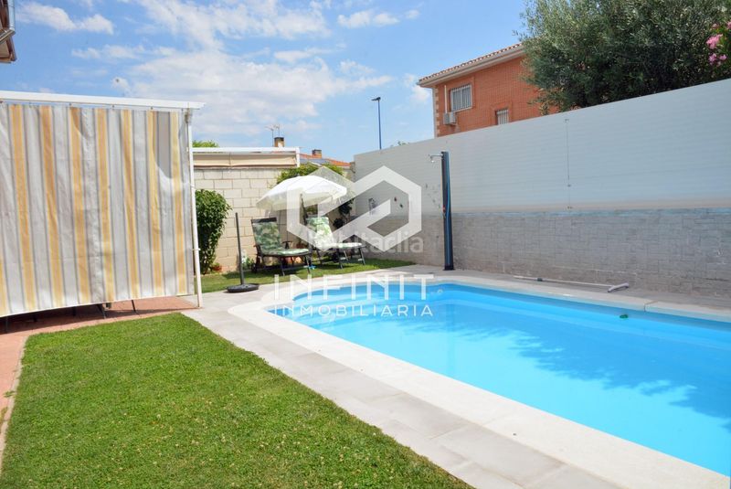 Foto 9bfea769-cb2b-439f-ba44-e5111f7e54e3. Casa aparellada amb calefacció aparcament piscina a Torrejón del Rey