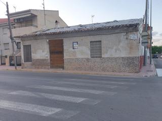 Casa  Carretera de mula. Amplia vivienda para reformar en una planta y a dos calles