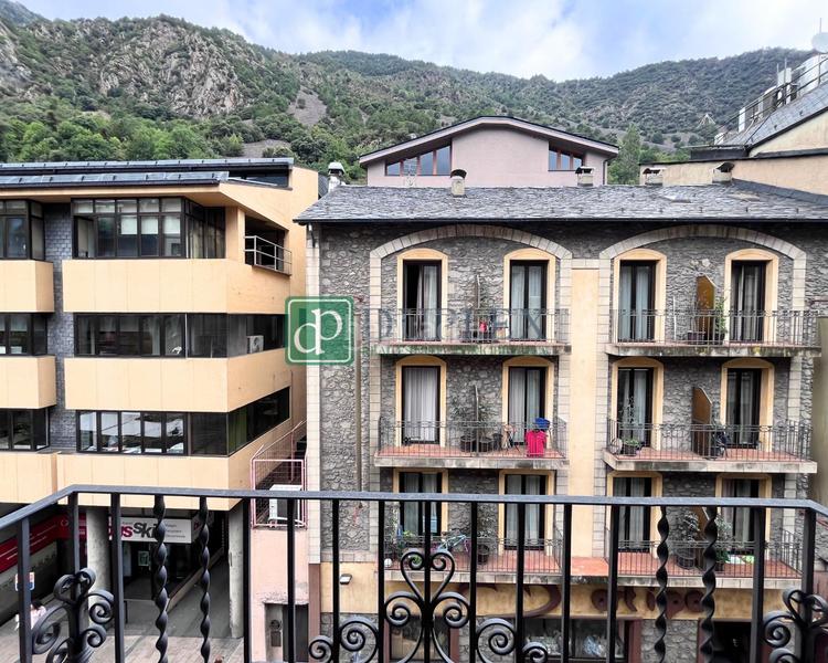 Foto 9481c2c6-bae9-405f-a1d2-18b8064b1528. Alquiler ático amplio dúplex en alquiler en el corazón en Andorra la Vella