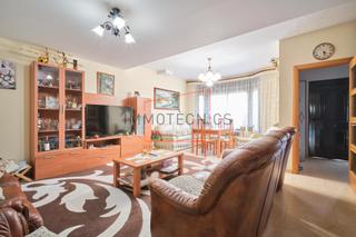 Casa aparellada  Avinguda lluis companys. Casa pareada en el centro del pueblo