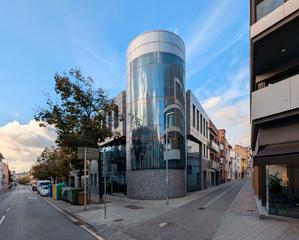 Gebude  Carrer de josep torras i bages. Edificio cntrico con versatilidad de su uso