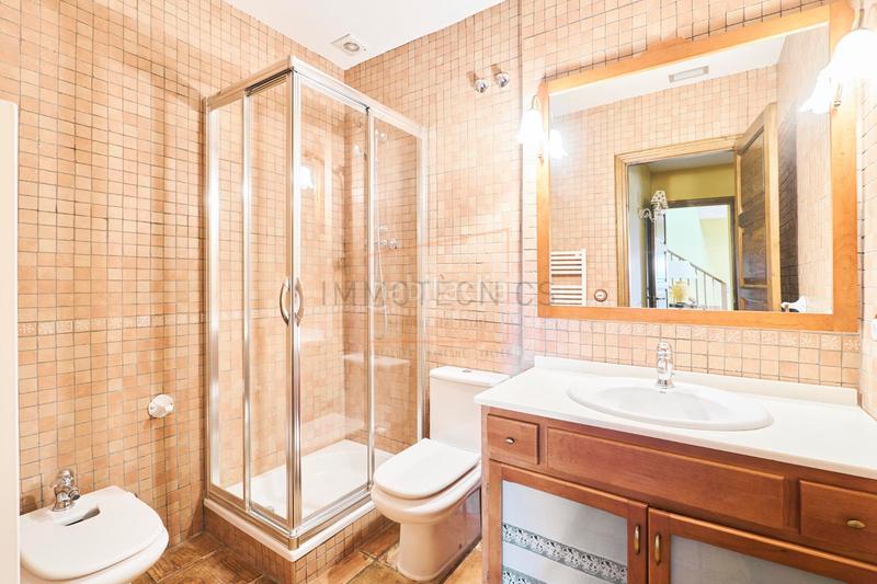Foto d314fe42-bd50-4761-ad81-0204d5503e3a. Xalet amb xemeneia calefacció aparcament piscina a Argentona