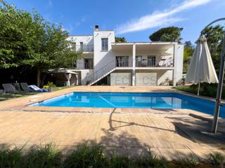 Casa  Carrer cedre. Impresionante villa familiar con jardn y piscina en zona reside