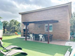 Casa  Carrer d'adri gual. Chalet independiente con vistas al bosque y todos los servicios