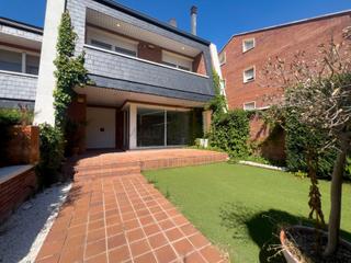 Casa adossada  Carrer del prat. Casa adosada, espaciosa y en una de las calles ms exclusivas de