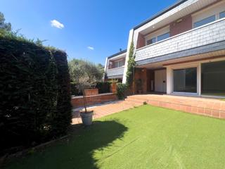 Casa adossada  Carrer del prat. Casa adosada, espaciosa y en una de las calles más exclusivas de
